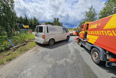 Nächster schwerer Unfall im Landkreis Zwickau: Feuerwehr rettet Fahrer aus Fahrzeug - Beide Personen kamen mit Verletzungen in ein Krankenhaus. Foto: Mike Müller