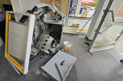 Nächtliche Explosion in Gablenz: Unbekannte sprengen Geldautomat - In Gablenz kam es in der Nacht zur Sprengung eines Geldautomaten. Foto: Harry Härtel