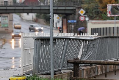 Nächtliche Spritztour: 13-Jähriger fährt Mamas Auto gegen Brückengeländer - Zwei Kinder krachten auf einer nächtlichen Spritztour gegen ein Brückengeländer. Foto: Andreas Kretschel