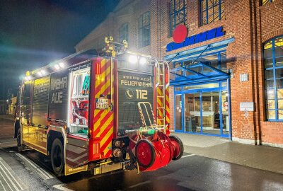 Nächtliche Vorfälle in Aue: Brand und Einbruchserie beschäftigen Polizei - Nach dem Brand in einem Einkaufsmarkt in Aue-Bad Schlema: Effiziente Selbstlöschanlage verhindert größeren Schaden. Foto: Niko Mutschmann