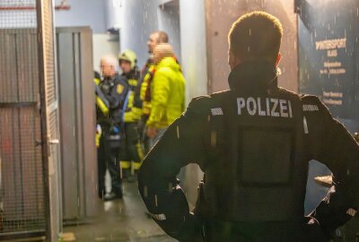 Nächtliche Vorfälle in Aue: Brand und Einbruchserie beschäftigen Polizei - Nach dem Brand in einem Einkaufsmarkt in Aue-Bad Schlema: Effiziente Selbstlöschanlage verhindert größeren Schaden. Foto: Niko Mutschmann