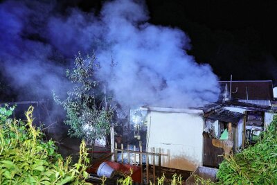 Nächtlicher Brand in Dresden: Gartenlaube steht in Flammen - In der Nacht von Sonntag auf Montag kam es gegen 1.30 Uhr an der Trachenberger Straße zu einem Brand. Foto: Roland Halkasch