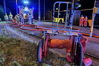 Nächtlicher Brand in Dresden: Gartenlaube steht in Flammen - Um den Löscherfolg zu kontrollieren, setzten die Einsatzkräfte Wärmebildkameras ein. Foto: Roland Halkasch