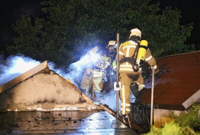 Nächtlicher Brand in Dresden: Gartenlaube steht in Flammen - Um an verborgene Glutnester zu gelangen, mussten Teile der Dacheindeckung sowie Wände eingerissen werden. Foto: Roland Halkasch