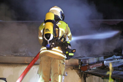 Nächtlicher Brand in Dresden: Gartenlaube steht in Flammen - In der Nacht von Sonntag auf Montag kam es gegen 1.30 Uhr an der Trachenberger Straße zu einem Brand. Foto: Roland Halkasch