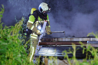 Nächtlicher Brand in Dresden: Gartenlaube steht in Flammen - In einer Kleingartenanlage neben dem Betriebshof Trachenberge der DVB geriet aus noch unbekannter Ursache eine Gartenlaube in Brand. Foto: Roland Halkasch 