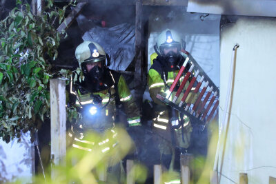 Nächtlicher Brand in Dresden: Gartenlaube steht in Flammen - In einer Kleingartenanlage neben dem Betriebshof Trachenberge der DVB geriet aus noch unbekannter Ursache eine Gartenlaube in Brand. Foto: Roland Halkasch 