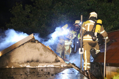 Nächtlicher Brand in Dresden: Gartenlaube steht in Flammen - Das Feuer drohte, auf eine benachbarte Laube überzugreifen und verursachte dort ebenfalls Schaden. Foto: Roland Halkasch