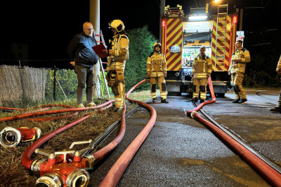 Nächtlicher Brand in Dresden: Gartenlaube steht in Flammen - Mit zwei Strahlrohren, Wasser und Schaum bekämpften die Feuerwehrleute den Brand von zwei Seiten. Foto: Roland Halkasch