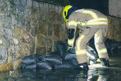 Nächtlicher Einsatz in Görlitz: Hochwasser erreicht die Altstadt - Bei einem nächtlichen Einsatz haben Rettungskräfte Sandsäcke verteilt. Foto: xcitepress