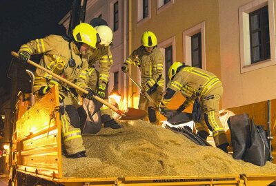 Nächtlicher Einsatz in Görlitz: Hochwasser erreicht die Altstadt - Wasser gelang durch das Mauerwerk und ergoss sich im Grundstück und im Keller des Gebäudes. Foto: xcitepress