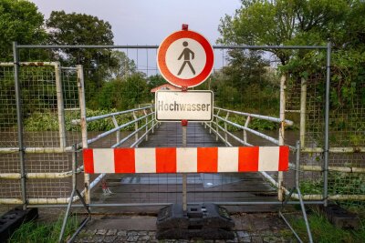 Nächtlicher Einsatz in Görlitz: Hochwasser erreicht die Altstadt - In Ostritz wurde eine Fußgängerbrücke gesperrt. Foto: xcitepress