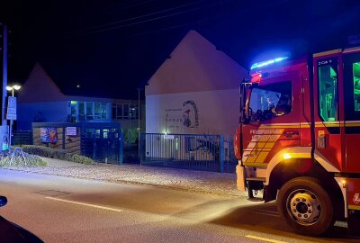 Nächtlicher Feuerwehreinsatz an Kita in Grünhain - Feuerwehren aus der Region im Einsatz: Einsatzkräfte kontrollieren die Kindertagesstätte in Grünhain, nachdem die Brandmeldeanlage ausgelöste. Foto: Daniel Unger