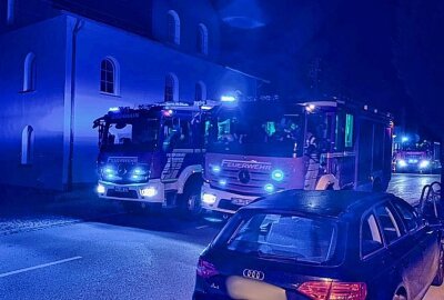 Nächtlicher Feuerwehreinsatz an Kita in Grünhain - Im Einsatz waren die Einsatzkräfte der Feuerwehren Beierfeld, Grünhain, Waschleite und Schwarzenberg. Foto: Daniel Unger