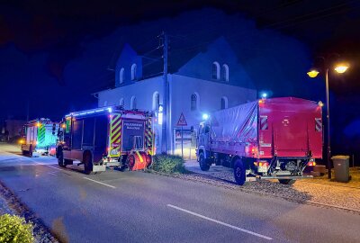 Nächtlicher Feuerwehreinsatz an Kita in Grünhain - Daniel UngerFeuerwehren aus der Region im Einsatz: Einsatzkräfte kontrollieren die Kindertagesstätte in Grünhain, nachdem die Brandmeldeanlage ausgelöste. Foto: Daniel Unger