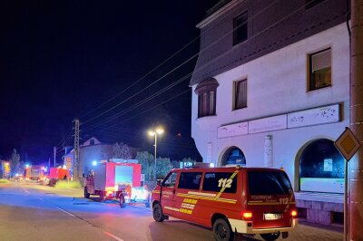 Nächtlicher Feuerwehreinsatz an Kita in Grünhain - Feuerwehren aus der Region im Einsatz: Einsatzkräfte kontrollieren die Kindertagesstätte in Grünhain, nachdem die Brandmeldeanlage ausgelöste. Foto: Daniel Unger