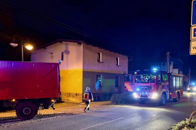 Nächtlicher Feuerwehreinsatz an Kita in Grünhain - Im Einsatz waren die Einsatzkräfte der Feuerwehren Beierfeld, Grünhain, Waschleite und Schwarzenberg. Foto: Daniel Unger