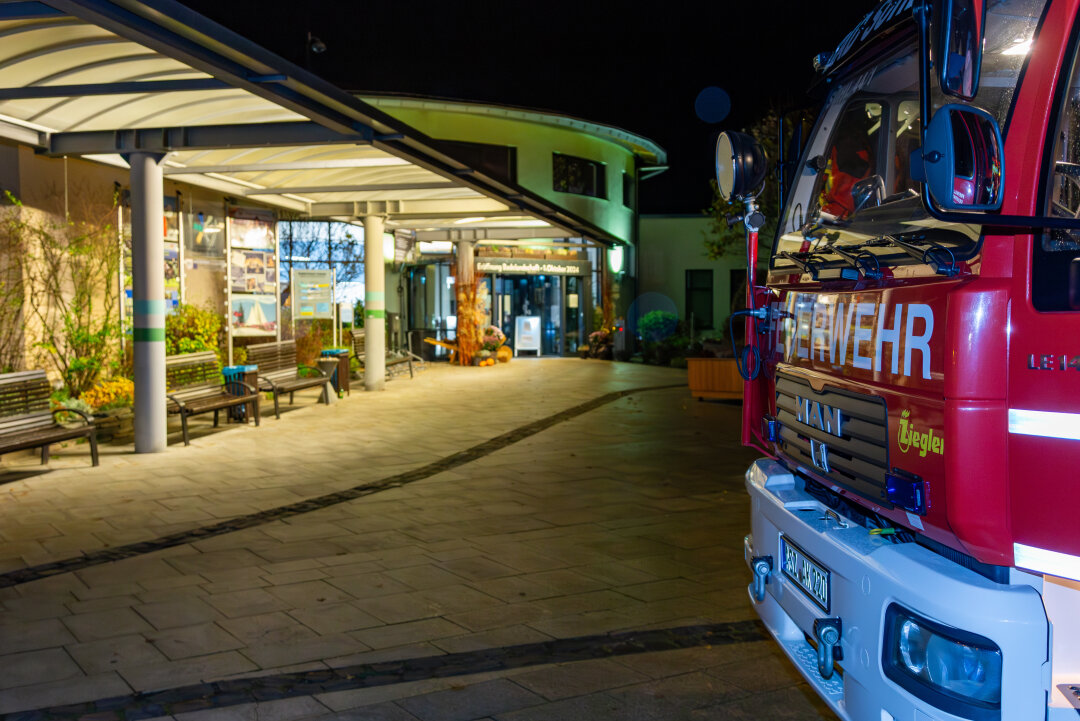 Nächtlicher Feuerwehreinsatz im Kurbad Actinon in Bad Schlema - Nächtlicher Einsatz der Feuerwehr im Kurbad. 