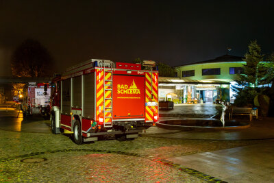 Nächtlicher Feuerwehreinsatz im Kurbad Actinon in Bad Schlema - Nächtlicher Einsatz der Feuerwehr im Kurbad. 