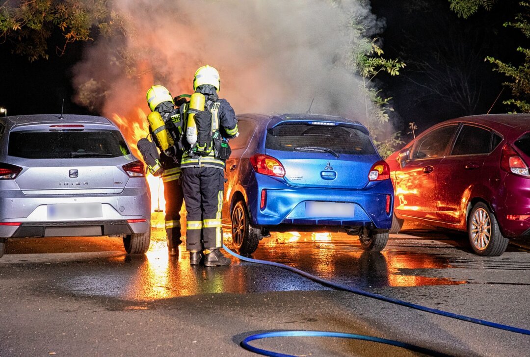 Nächtlicher Feuerwehreinsatz in Zwönitz: PKW steht vollständig in Brand - In der Nacht zum Mittwoch treffen die Einsatzkräfte auf einen brennenden PKW. Foto: Andre März