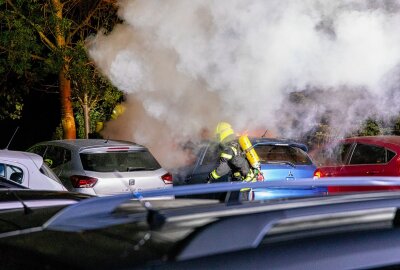 Nächtlicher Feuerwehreinsatz in Zwönitz: PKW steht vollständig in Brand - In der Nacht zum Mittwoch treffen die Einsatzkräfte auf einen brennenden PKW. Foto: Andre März