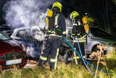 Nächtlicher Feuerwehreinsatz in Zwönitz: PKW steht vollständig in Brand - In der Nacht zum Mittwoch treffen die Einsatzkräfte auf einen brennenden PKW. Foto: Andre März