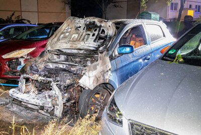 Nächtlicher Feuerwehreinsatz in Zwönitz: PKW steht vollständig in Brand - In der Nacht zum Mittwoch treffen die Einsatzkräfte auf einen brennenden PKW. Foto: Andre März