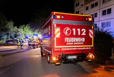 Nächtlicher Feuerwehreinsatz in Zwönitz: PKW steht vollständig in Brand - In der Nacht zum Mittwoch treffen die Einsatzkräfte auf einen brennenden PKW. Foto: Andre März