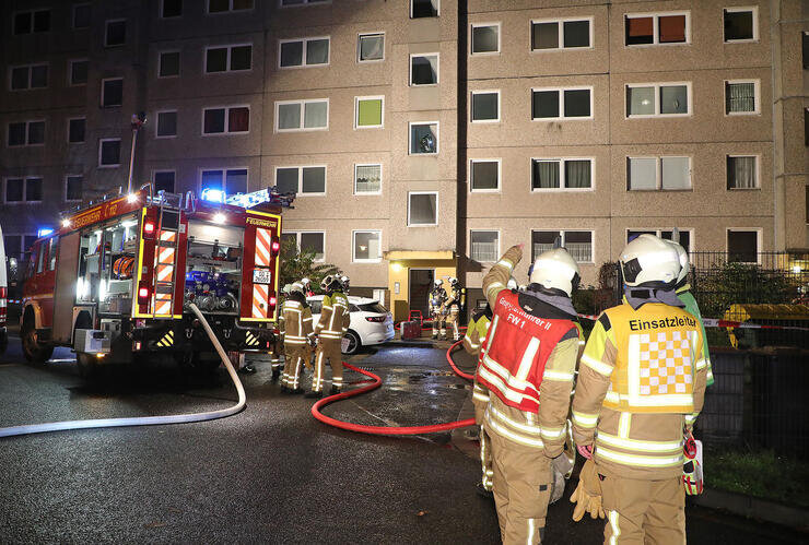 Nächtlicher Wohnungsbrand in Dresden: Feuerwehr rettet Bewohner von Balkon - In Dresden musste ein Haus wegen eines Wohnungsbrandes komplett evakuiert werden. Foto: Roland Halkasch