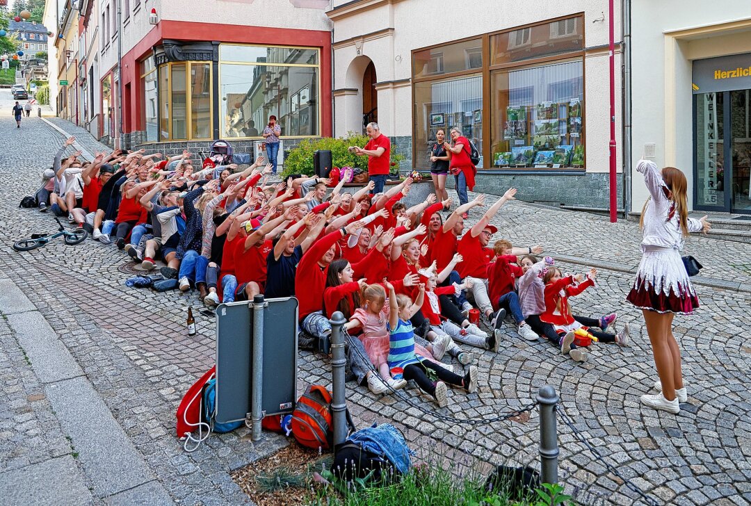 Närrisches Volk kommt bei der Sponsorensuche ins "Rudern" - Das närrische Volk vom "Ro-We-He" bei der Aktion auf der Weinkellerstraße. Foto: Markus Pfeifer