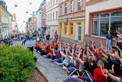 Närrisches Volk kommt bei der Sponsorensuche ins "Rudern" - Mit ihrer Aktion in der Innenstadt sorgten die Narren durchaus für Aufsehen. Foto: Markus Pfeifer