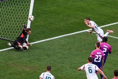 Nagelsmann genießt die EM-Party: "Die Fans dürfen träumen" - Ein starker Rückhalt: Manuel Neuer pariert einen Kopfball von Ungarns Roland Sallai.