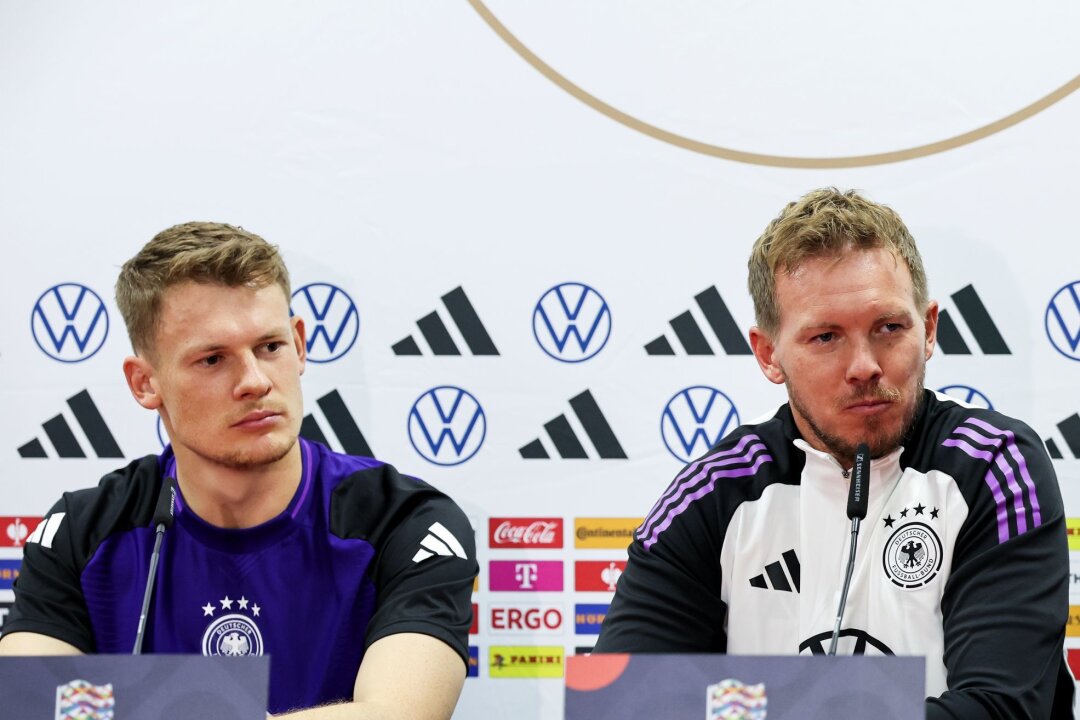 Nagelsmann: Kleindienst oder Burkardt beginnt im Sturm - Bundestrainer Julian Nagelsmann (r) und Torwart Alexander Nübel bei der Pressekonferenz im Stadion von Zenica.