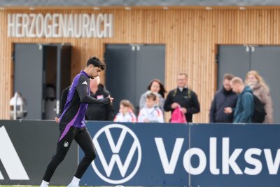 Nagelsmann probt die Zukunft mit Pavlovic und Stiller - Aleksandar Pavlovic, hier beim Abschlusstraining, ist nach Knieproblemen bereit für das Heimspiel in München.