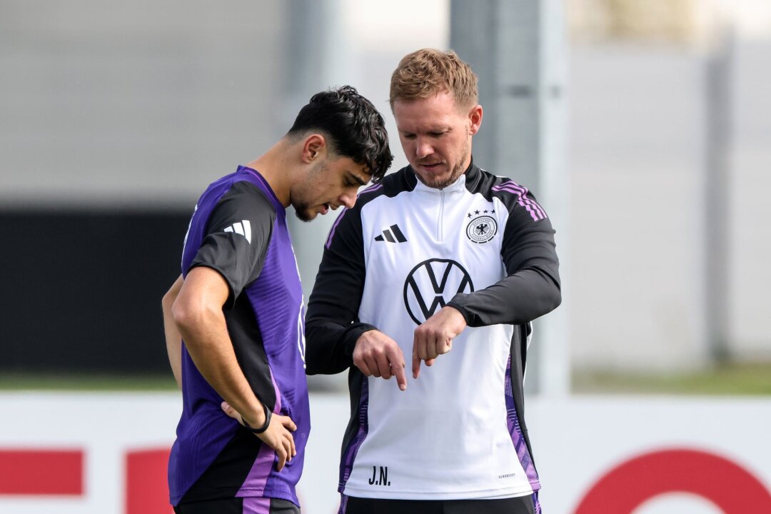 Nagelsmann probt WM-Zukunft und Rüdiger ist "Stiller-Fan" - Bundestrainer Julian Nagelsmann (r) im Fachgespräch mit Aleksandar Pavlovic beim Training.