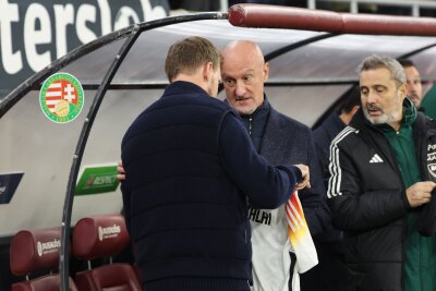 Nagelsmann überreicht DFB-Trikot für Adam Szalai - Mit dem Trikot wünschte die DFB-Auswahl dem ungarischen Co-Trainer gute Besserung.