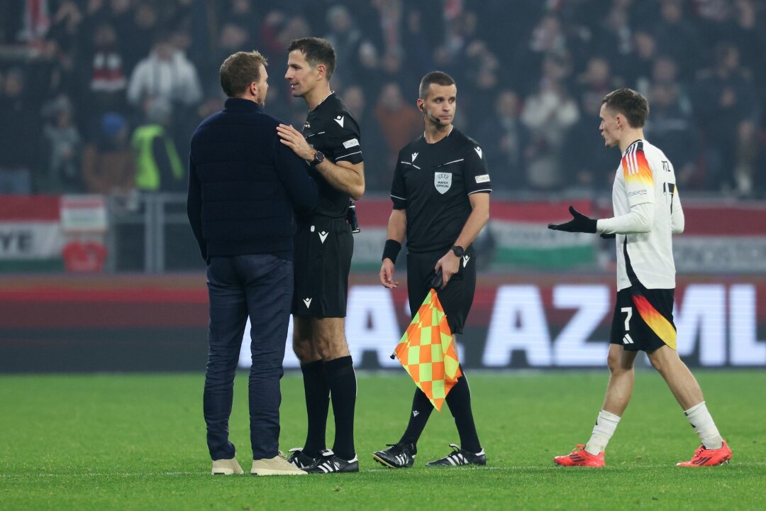 Nagelsmanns Handspiel-Ärger: Video-Referee trägt Hauptschuld - Nach diesem Elfmeterpfiff hatte Julian Nagelsmann Gesprächsbedarf. 