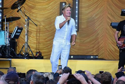 Nahbarer Pop-Titan: So lief das Dieter Bohlen-Spektakel in Klaffenbach -  Bohlen hob hervor, wie dankbar er für die Treue seiner Anhänger, auch in weniger guten Zeiten, ist und sieht sich nach 18 Jahren mit seiner Carina nun "endlich angekommen". Foto: Maik Bohn