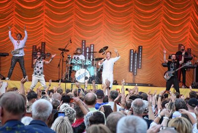 Nahbarer Pop-Titan: So lief das Dieter Bohlen-Spektakel in Klaffenbach - Ganz ohne Casting ging es dann doch nicht. Bohlen beorderte fünf Personen auf die Bühne, die den Refrain des Hits "Cherry cherry lady" performen durften. Foto: Maik Bohn