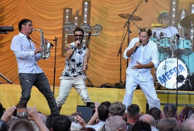 Nahbarer Pop-Titan: So lief das Dieter Bohlen-Spektakel in Klaffenbach - Ganz ohne Casting ging es dann doch nicht. Bohlen beorderte fünf Personen auf die Bühne, die den Refrain des Hits "Cherry cherry lady" performen durften. Foto: Maik Bohn