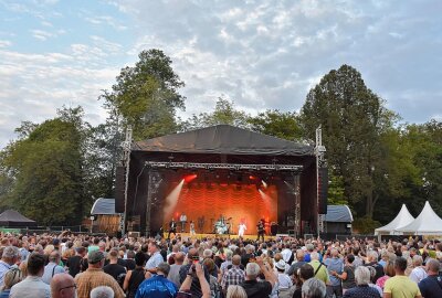 Nahbarer Pop-Titan: So lief das Dieter Bohlen-Spektakel in Klaffenbach - Zum großen Finale der etwa zweistündigen Show holte Bohlen mit "Atlantis is calling" aus: Nun verwandelte sich die Fanschar in eine wilde Meute, die teils ausdrucksstark tanzte und auch Bohlens unverkennbare hohe Stimme mit imitierte. Foto: Maik Bohn