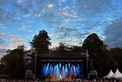 Nahbarer Pop-Titan: So lief das Dieter Bohlen-Spektakel in Klaffenbach - Zum großen Finale der etwa zweistündigen Show holte Bohlen mit "Atlantis is calling" aus: Nun verwandelte sich die Fanschar in eine wilde Meute, die teils ausdrucksstark tanzte und auch Bohlens unverkennbare hohe Stimme mit imitierte. Foto: Maik Bohn