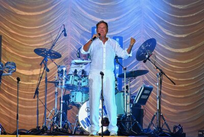 Nahbarer Pop-Titan: So lief das Dieter Bohlen-Spektakel in Klaffenbach - Nach "Cherry cherry Lady", "Brother Louie" und "You're my heart you're my Soul", mit denen er und Thomas Anders einst an die Spitze des Charts stürmten, entließ der Pop-Titan mit dem Hit der Kandidaten der ersten DSDS-Staffel, "We have a dream" seine Fans in die Sommernacht. Foto: Maik Bohn