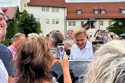 Nahbarer Pop-Titan: So lief das Dieter Bohlen-Spektakel in Klaffenbach - Der Pop-Titan genoss bei seiner Ankunft das Bad der Menge. Foto: Mirko Dietrich