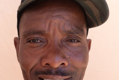 Namibia: Wie Tierschutz und Tourismus zusammenhängen - Der 42-jährige Stefanus Ganuseb gehört zum Wildhüterteam der Organisation "Save the Rhino Trust".