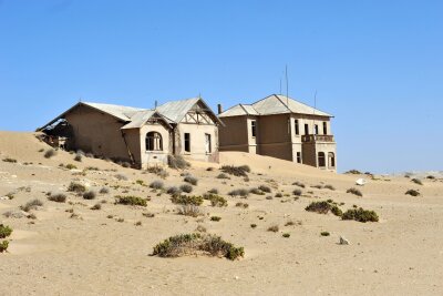 Namibia: Wie Tierschutz und Tourismus zusammenhängen - Fotogen und verlassen: Kolmanskop, früher Kolmannskuppe genannt, ist heute ein Geisterort, der an den Diamantenboom Anfang des 20. Jahrhunderts erinnert.