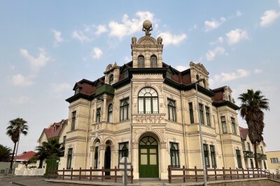 Namibia: Wie Tierschutz und Tourismus zusammenhängen - Wahrzeichen der namibischen Küstenstadt Swakopmund: das von einem deutschen Architekten erbaute Hohenzollernhaus ist eines der vielen Gebäude aus der Kolonialzeit.