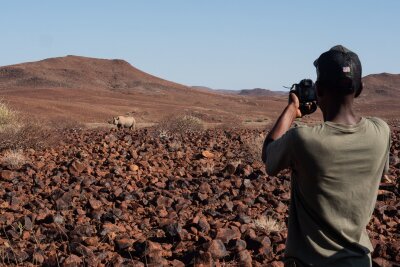 Namibia: Wie Tierschutz und Tourismus zusammenhängen - Die Wildhüter von "Save the Rhino Trust" dokumentieren und schützen die seltenen Spitzmaulnashörner.