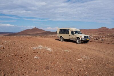 Namibia: Wie Tierschutz und Tourismus zusammenhängen - Unterwegs in der Ödnis: Namibia bereist man am besten mit einem Allradfahrzeug - entweder als Selbstfahrer oder im Rahmen eines geführten Trips.