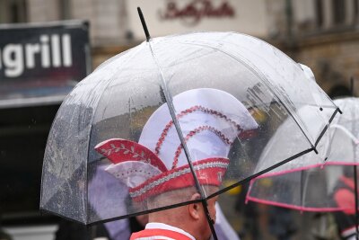 Nasser Wochenstart - Regen zum Karnevalsstart erwartet - Zu Beginn der "Fünften Jahreszeit" müssen Menschen in vielen Regionen Deutschlands mit Regen rechnen. (Symbolbild)